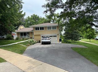 131 Walker Ave, Clarendon Hills, IL 60514