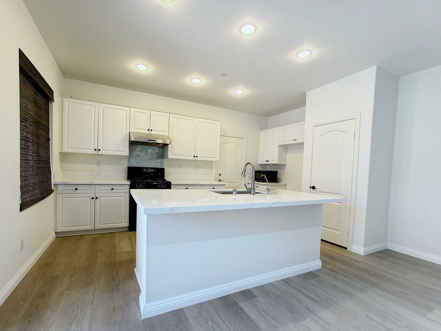 4 bed, 2.5 bath, 1895 sqft, $3,550 — Photo 2