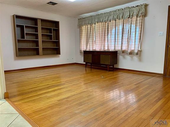 5th image of 130 Chennault St