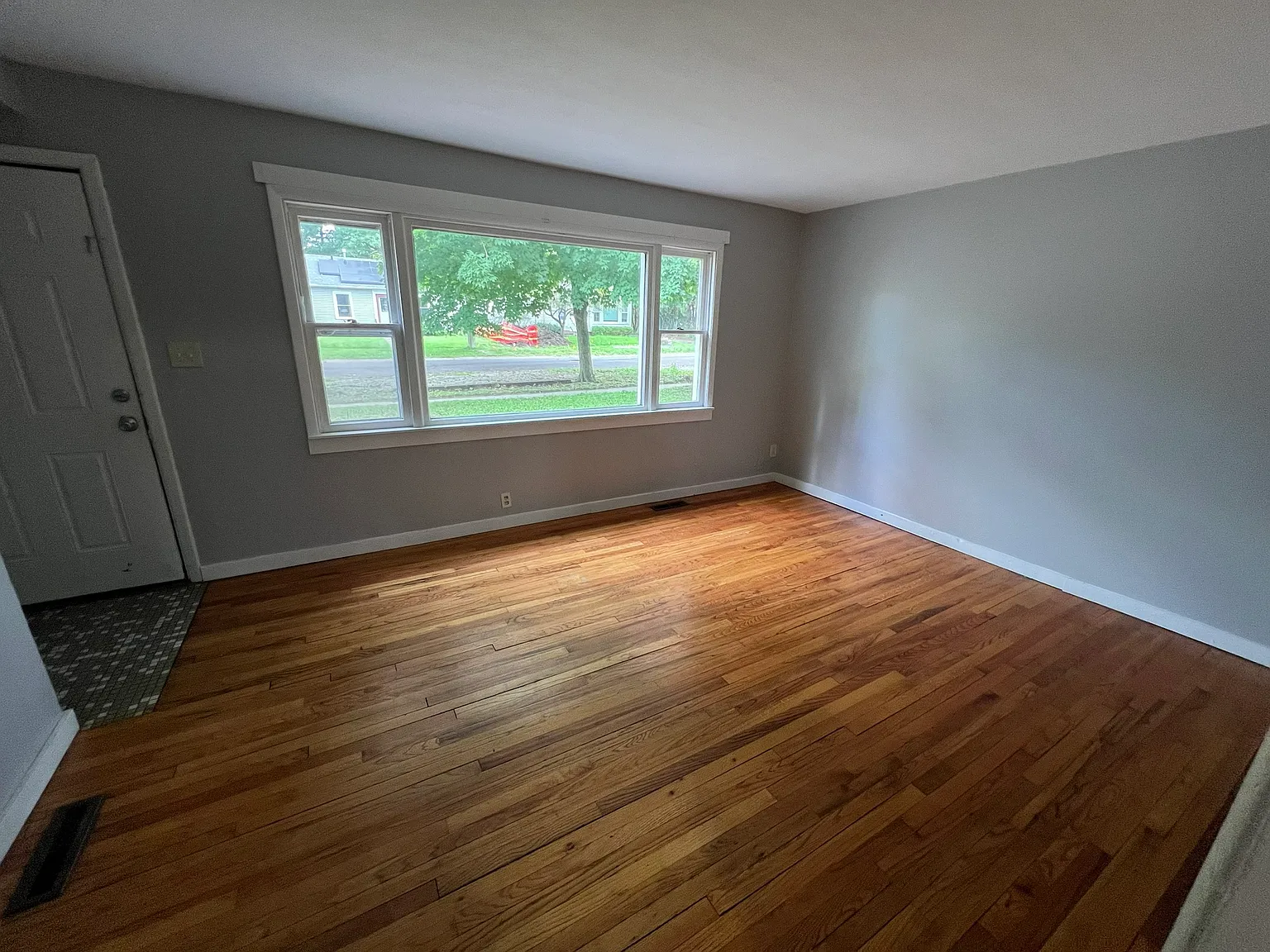 5 bed, 1500 sqft, $1,795 — Photo 3