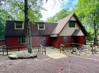19 Mountain Crest Dr, Lake Harmony, PA 18624