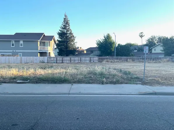 567 F St, Waterford, CA 95386