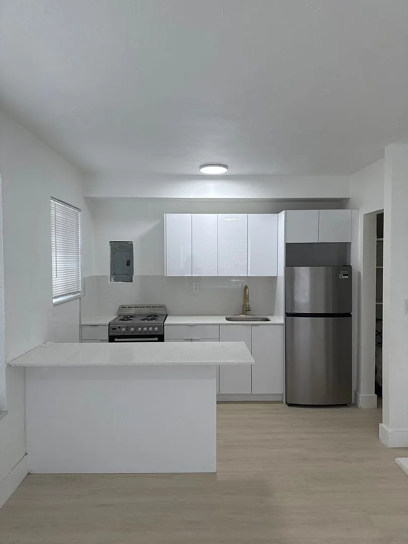 5601 N Miami AV — Photo 3
