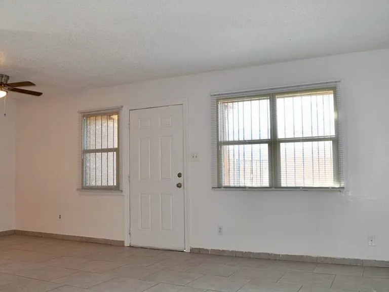 4602 E Riverside St — Photo 3