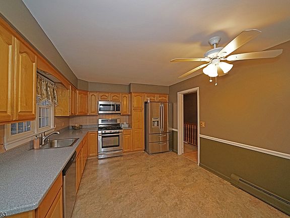 4th image of 16 Westgate Dr