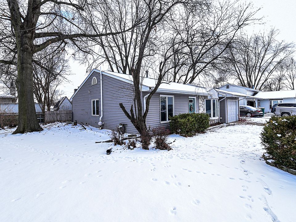 2nd image of 1030 Surrey Ct