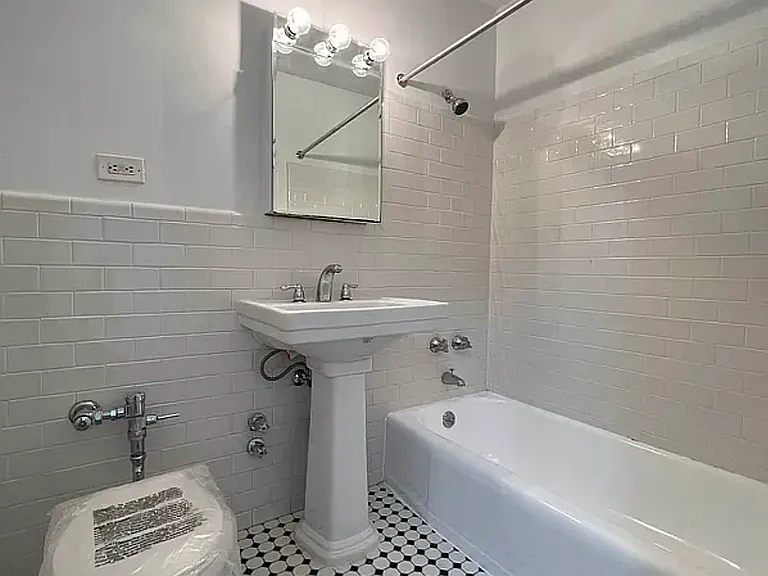 530 Isham St #5F — Photo 5