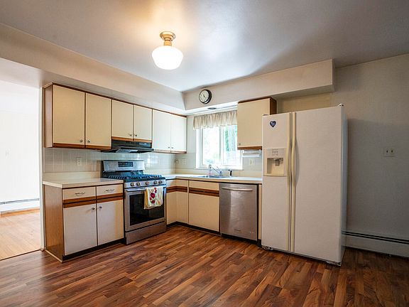 4th image of 16184 Southampton St