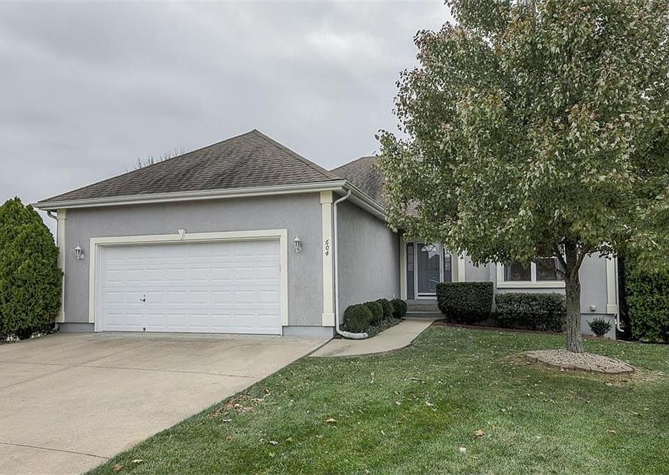 1st image of 604 NW Albatross Cir