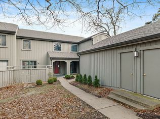 225 Shoreline Rd, Lake Barrington, IL 60010