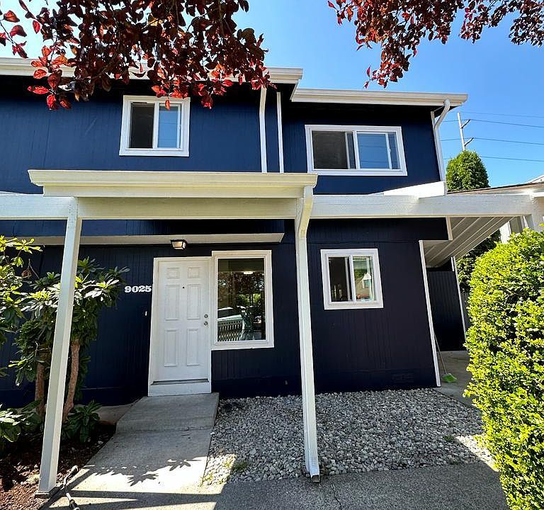 House Entry, Car parking on the side