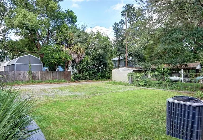 732 E Henry St — Photo 12