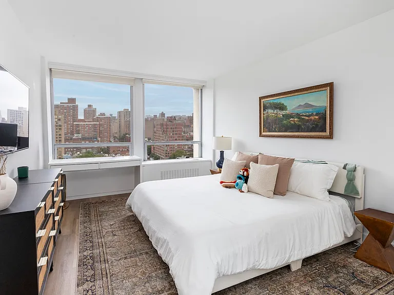 300 E 33rd St #18P — Photo 6