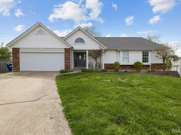 2 Coventry Ct, Saint Charles, MO 63304