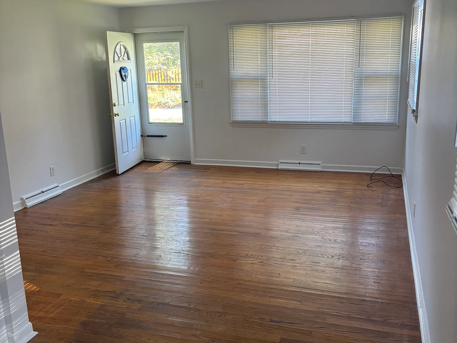 3 bed, 996 sqft, $2,000 — Photo 3