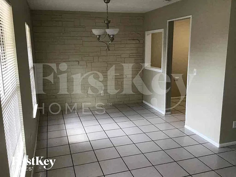 613 Brittany Ct — Photo 5
