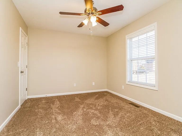 304 Acorn Ct — Photo 15