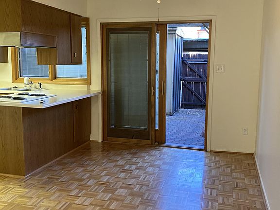 Kitchen nook area with breakfast bar