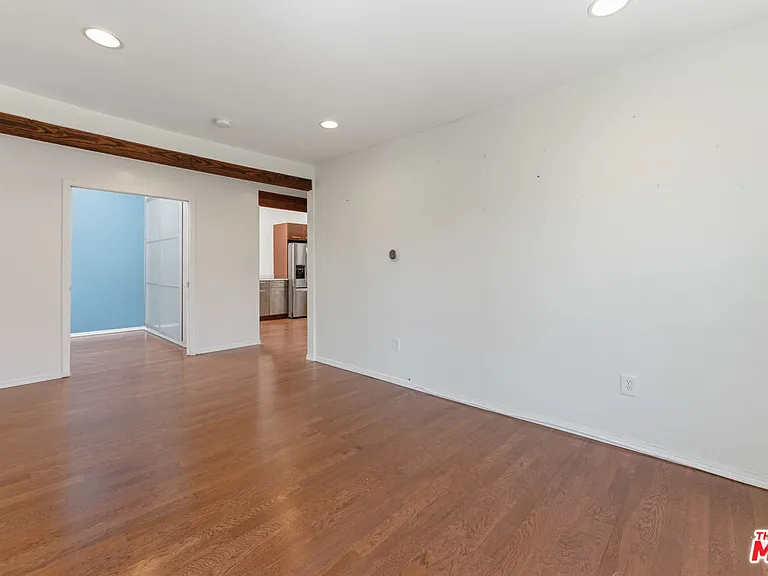 422 James St — Photo 6