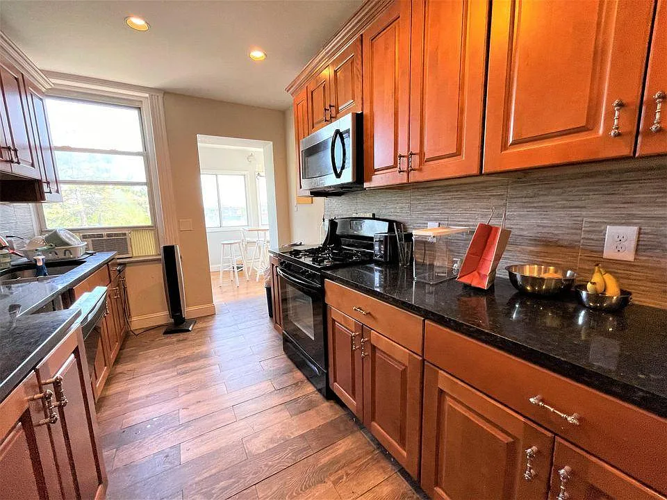 5 bed, 1700 sqft, $7,800 — Photo 4