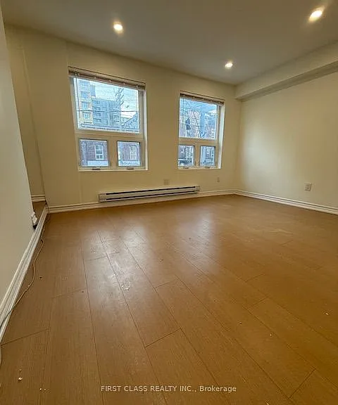 404 Queen St W — Photo 2