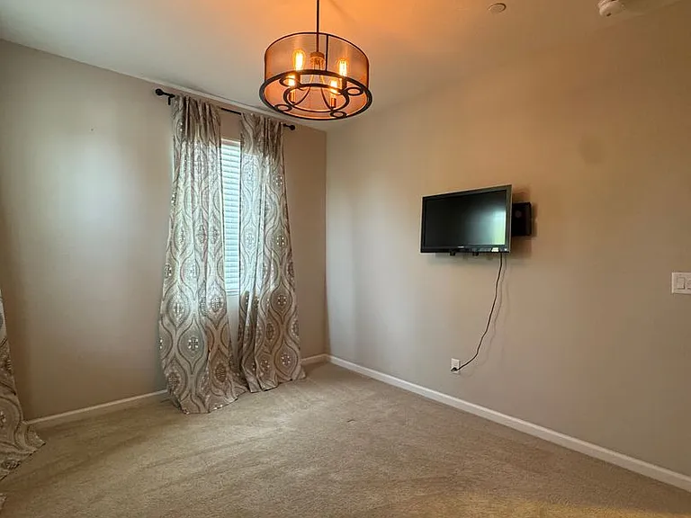 800 Valencia Ct — Photo 33