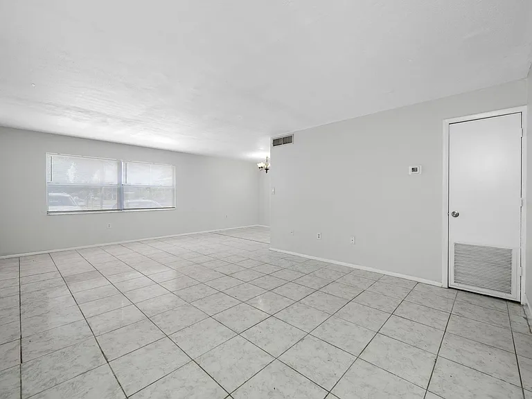 1767 Leo Ln S — Photo 20