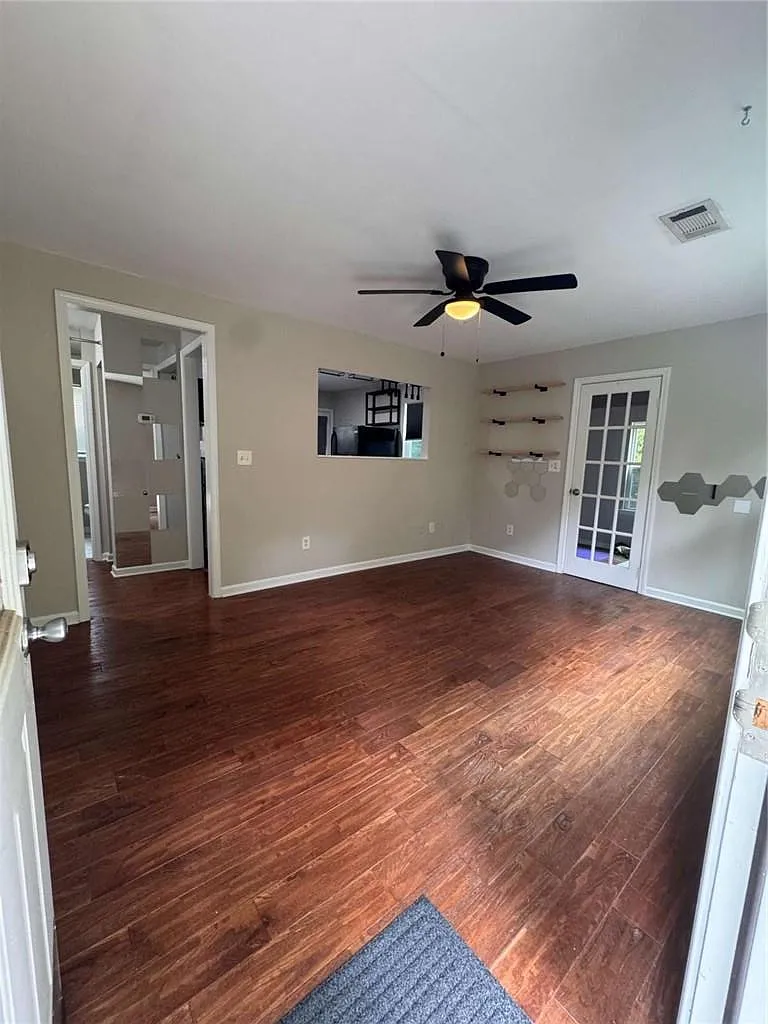 3 bed, 1.0 bath, 1015 sqft, $1,950 — Photo 4