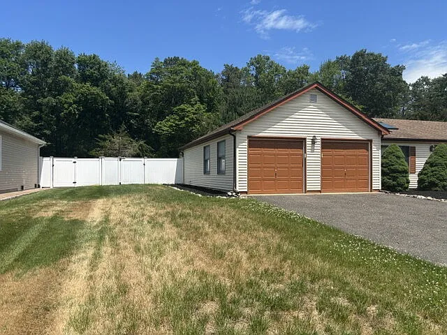 103 Leanne Dr — Photo 3