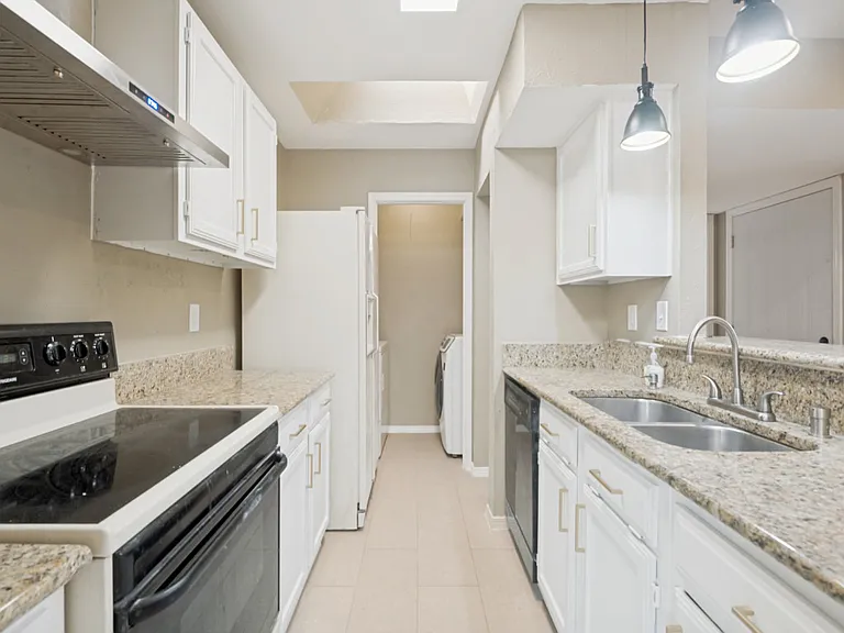 2425 Sunflower Dr — Photo 6