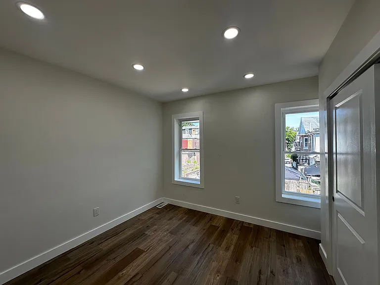 114 Hoffman Ave — Photo 16