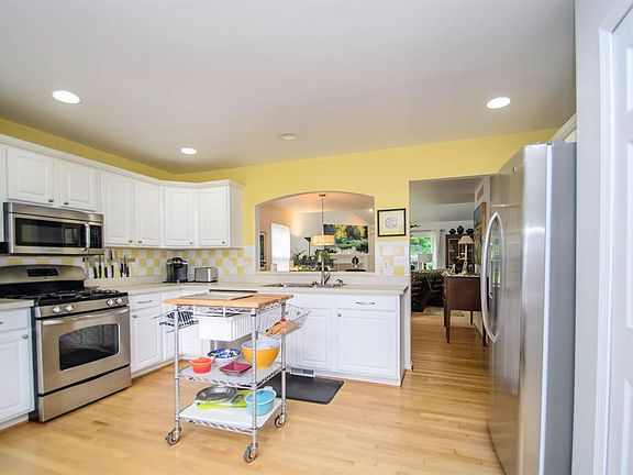 5th image of 427 Parkwood St