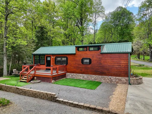 1095 Creekside Dr, Hiawassee, GA 30546