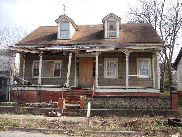 2nd image of 910 Carrie St