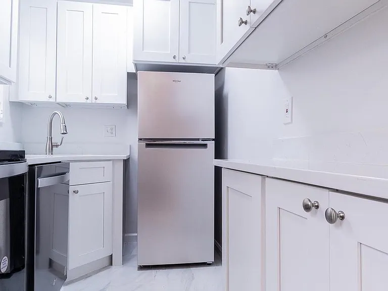 1718 W Abingdon Dr #302 — Photo 8