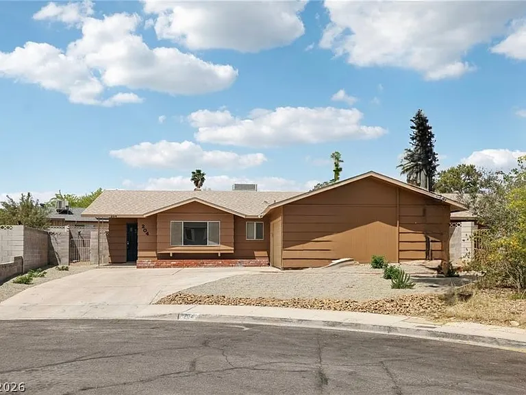 204 Breeze St — Photo 1