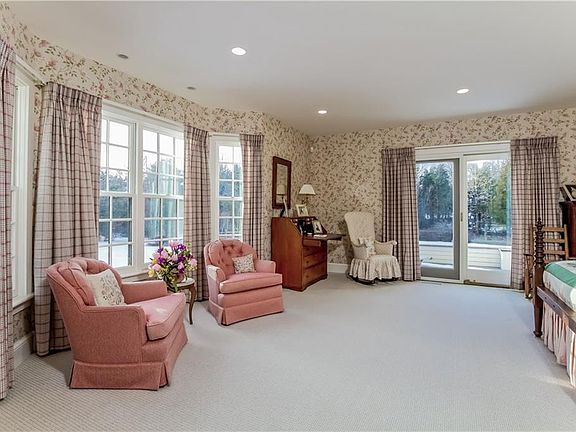 4th image of 26 E Hill Way
