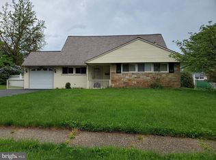 14 Hook Rd, Levittown, PA 19056