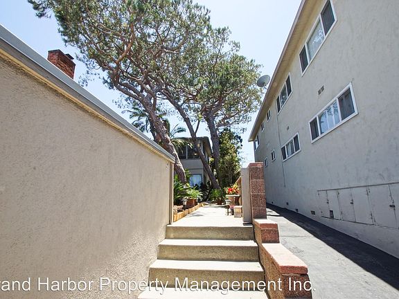 3rd image of 208 Palos Verdes Blvd APT 3