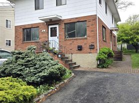 31 Hickory Rd, Pt Washington, NY