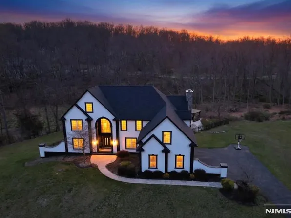 99 Lambert Dr, Sparta, NJ 07871