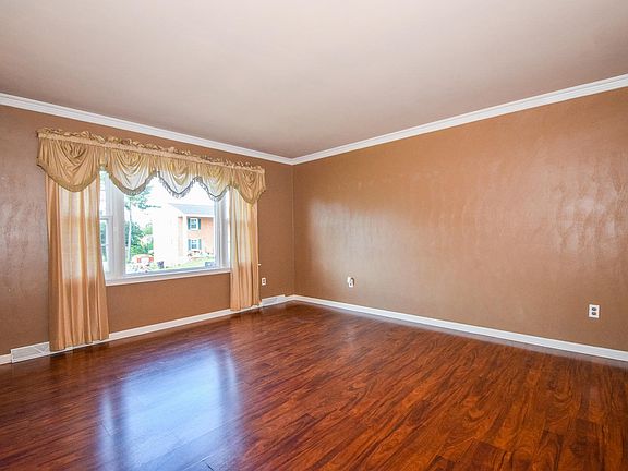 3rd image of 1821 Pembrook Dr