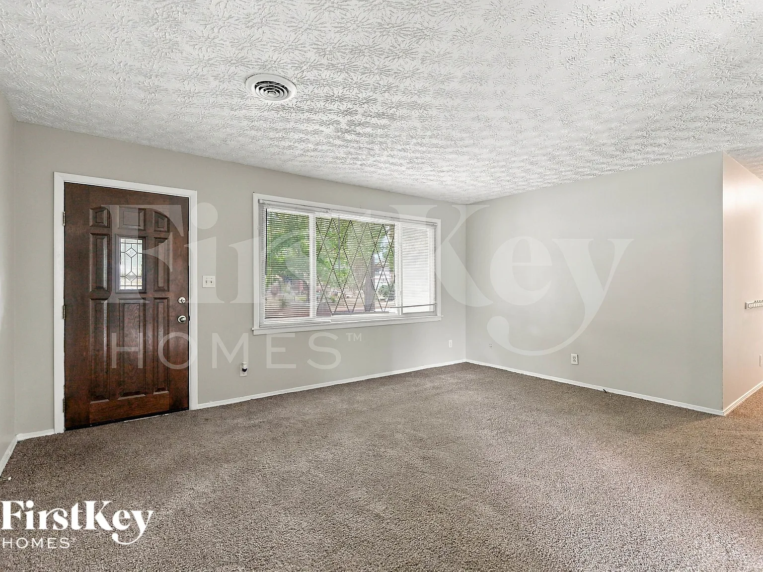3 bed, 1.5 bath, 1344 sqft, $1,555 — Photo 2
