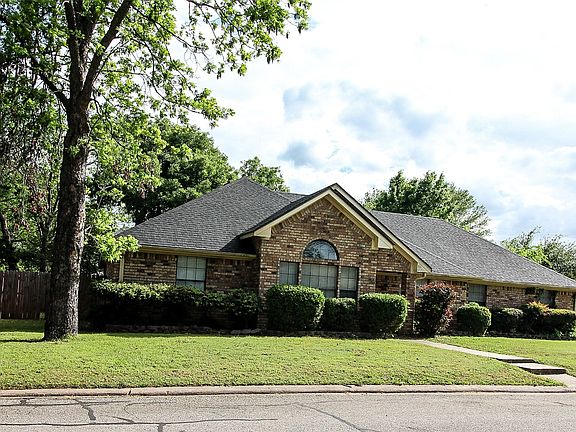 2nd image of 812 Mockingbird St