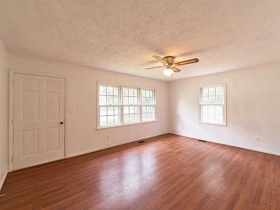 5th image of 106 Robin Hood Ln
