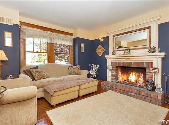 3rd image of 28 Quaquanantuck Ln