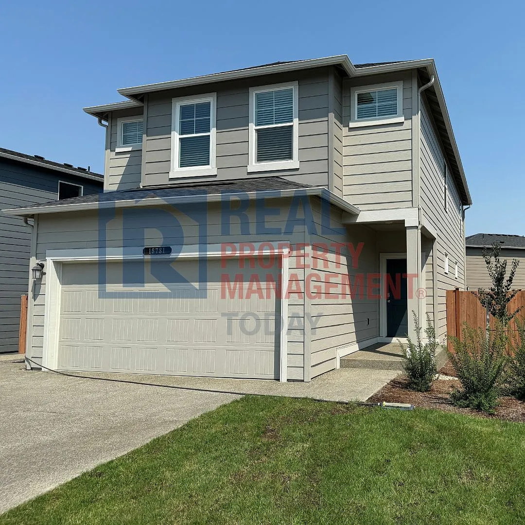 Modern 4-Bedroom Puyallup Home with A/C, Fenced Yard & 2-Car Garage — Photo 2