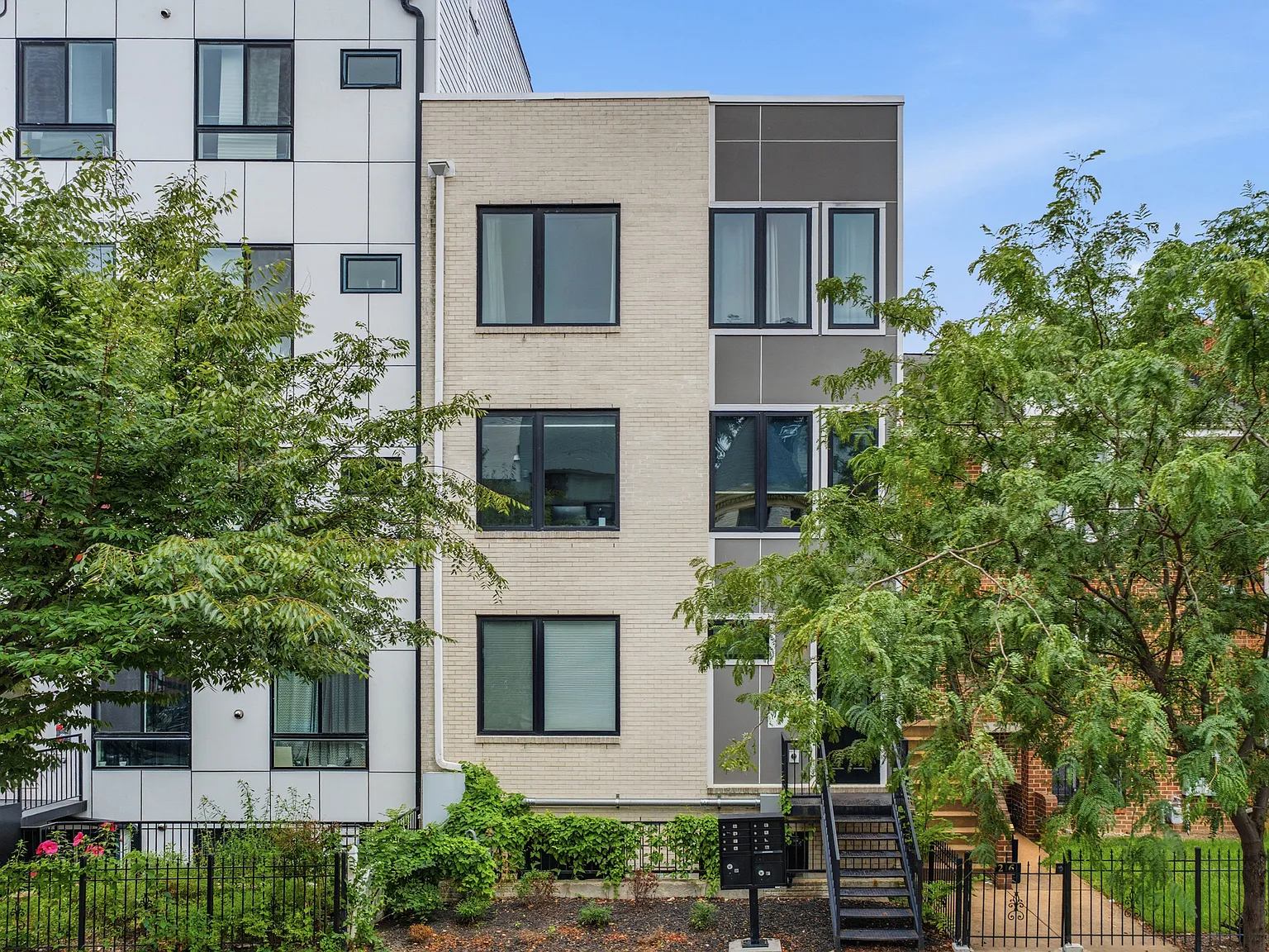 2 bed, 819 sqft, $3,300 — Photo 1