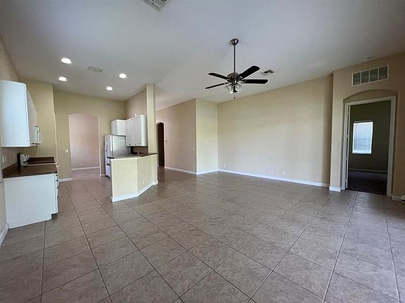 4th image of 406 NW Stratford Ln
