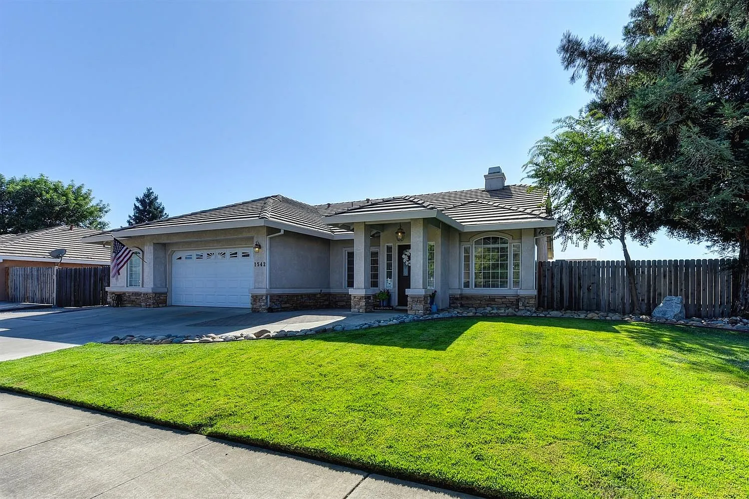 1542 Williamsburg Dr photo 1